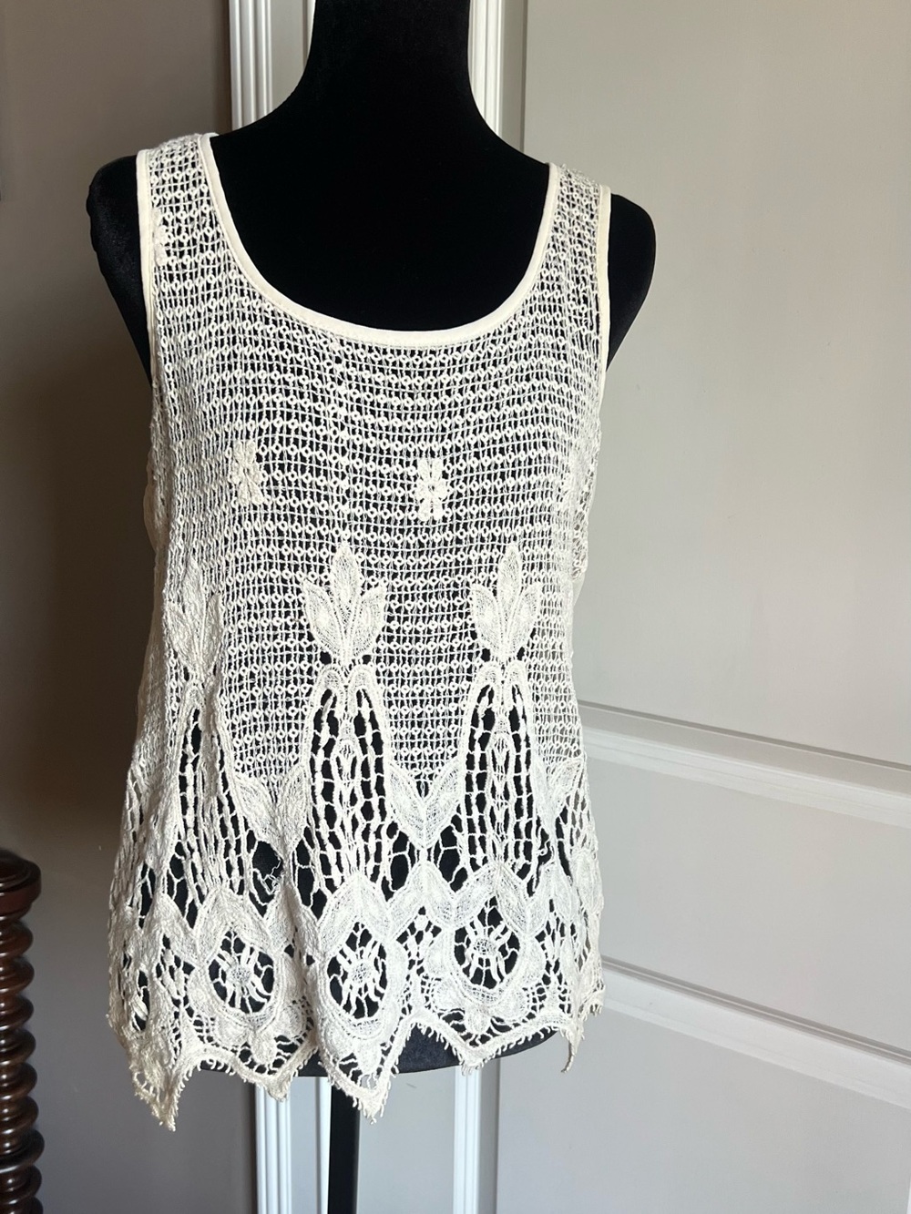 Crochet Lace Scoop-Neck Tank Top in White